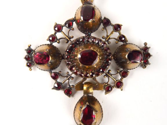 Croix badine en or et grenats. Poids tel : 13,9 g