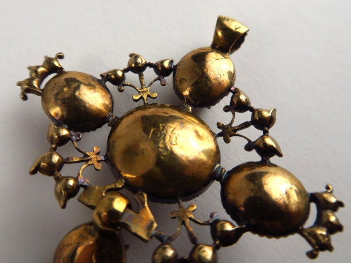 Croix badine en or et grenats. Poids tel : 13,9 g