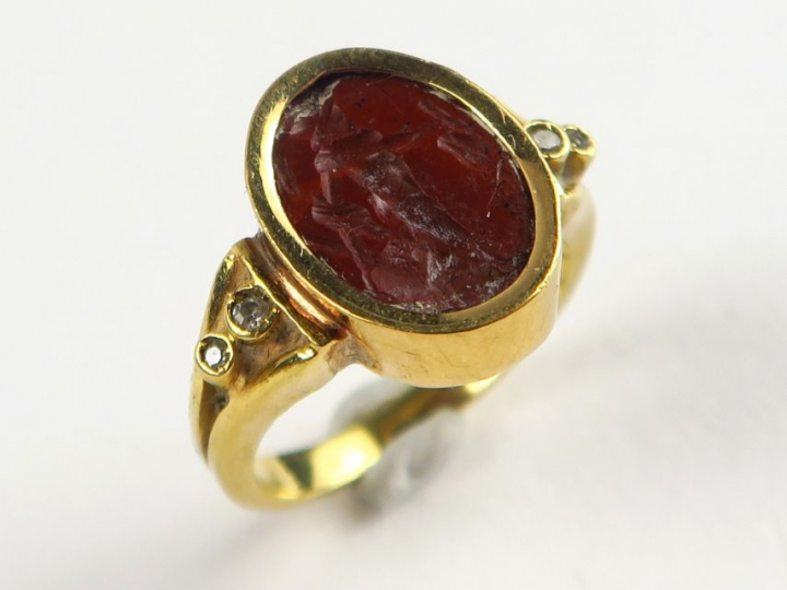 Bague ornée d'une intaille antique (accidentée). Poids tel : 6 g