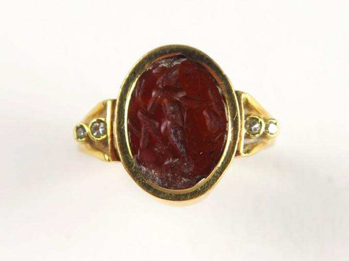 Bague ornée d'une intaille antique (accidentée). Poids tel : 6 g
