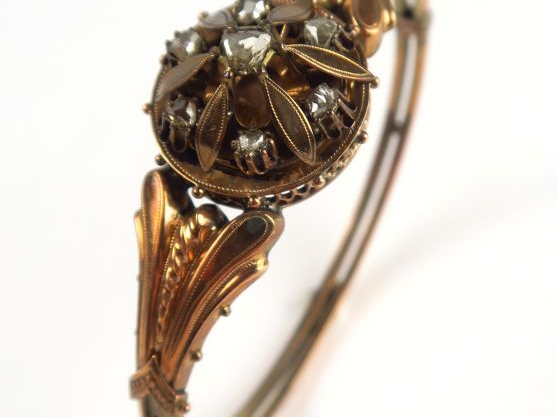 Bracelet Napoélon III en or, serti de roses. Poids tel : 7,4 g