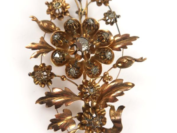 Broche Napoélon III en forme de branchage fleuri, serti de roses. Poid