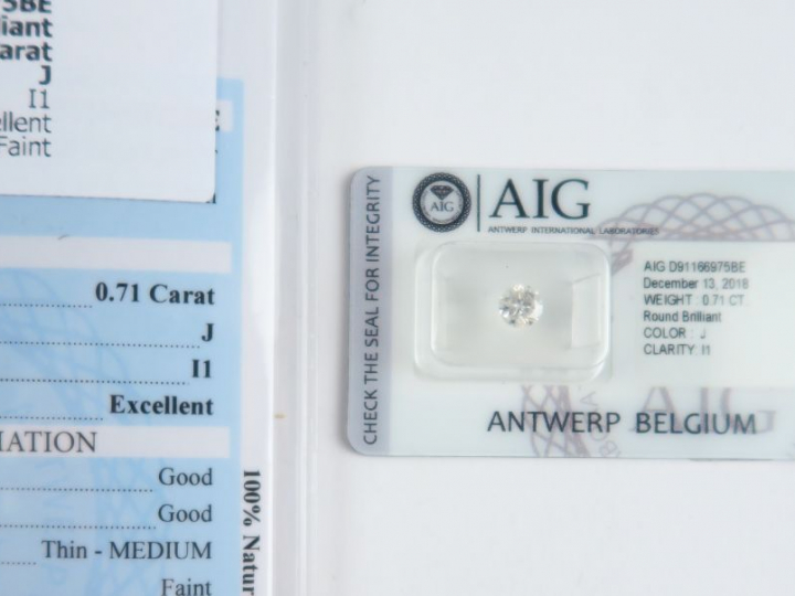 Diamant sur papier, 0,71 carat, J, I1. Avec son certificat AIG