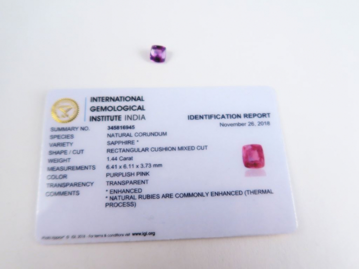 Saphir rose sur papier avec son certificat IGI
