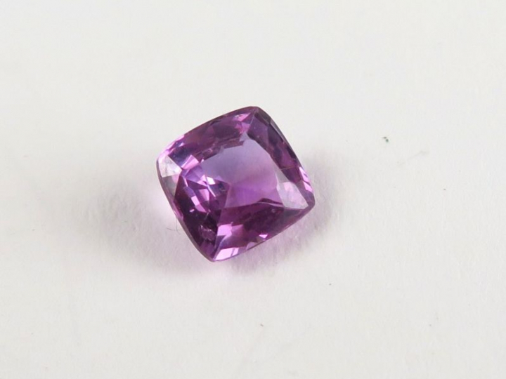 Saphir rose sur papier avec son certificat IGI