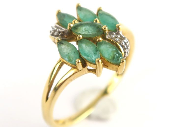 Bague ornée de petites émeraudes de forme navette et de diamants taill