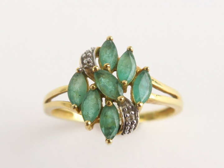 Bague ornée de petites émeraudes de forme navette et de diamants taill