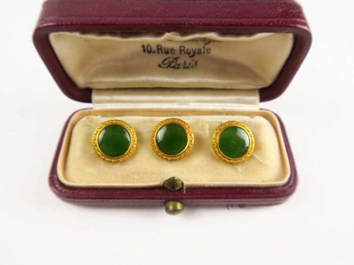 Trois boutons de col en or et jade. Poids tel : 6,3 g