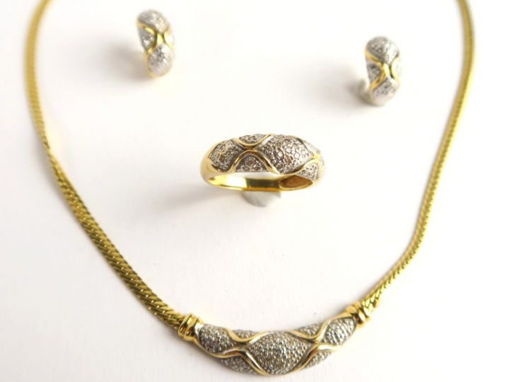 Parure en or jaune et pavage de diamants, comprenant un collier, une b