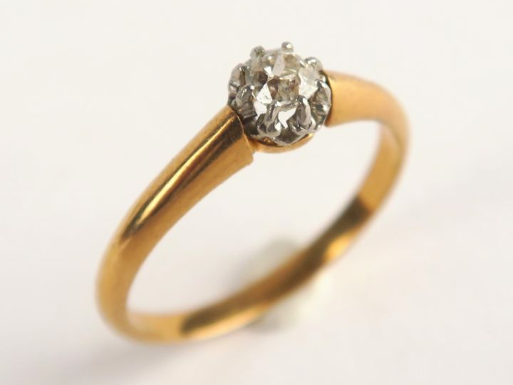 Bague en or jaune, ornée d'un diamant taille ancienne. Poids tel : 4 g