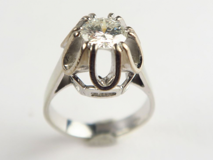 Solitaire de 0,80 carat environ. Monture en or blanc. Poids tel : 4,8 