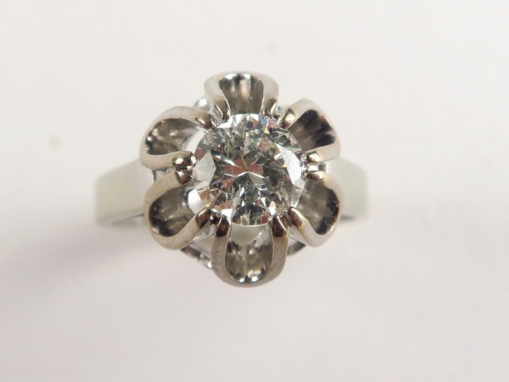 Solitaire de 0,80 carat environ. Monture en or blanc. Poids tel : 4,8 