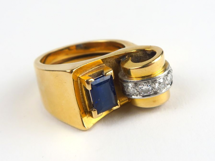 Bague Art Déco en or jaune, ornée d'une ligne de diamants et d'un saph