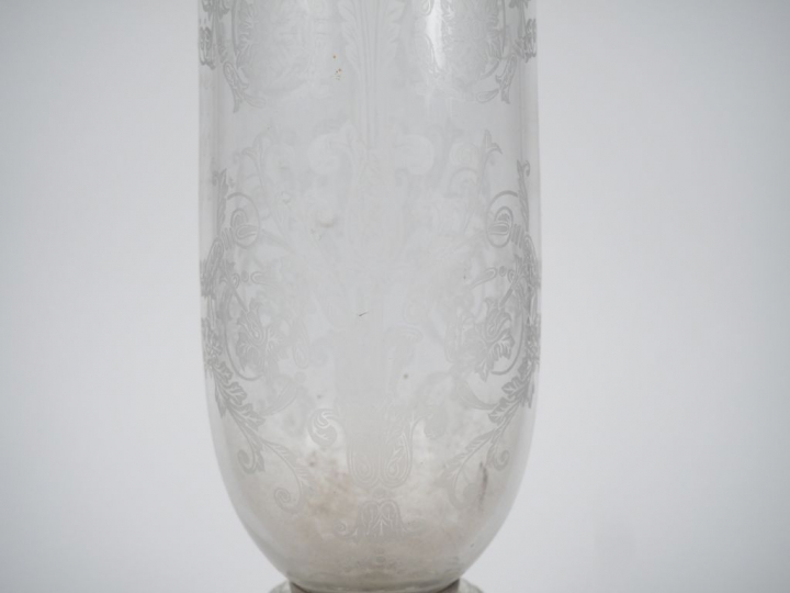 BACCARAT. Photophore en cristal à décor gravé de rinceaux feuillagés e