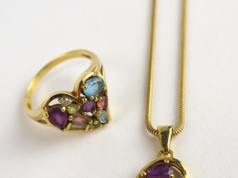 Bague en forme de cœur en or et pierres de couleurs, et son collier et