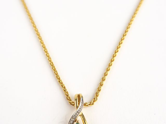 Chaine et pendentif en or orné d'une émeraude. Poids tel : 9 g
