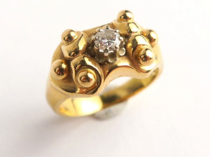 Bague en or ornée en son centre d'un petit diamant. Poids tel : 5,6 g