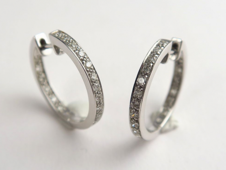 Créoles en or blanc, deux lignes de diamants taillés en rose. Poids te