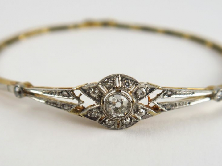 Bijou ancien en or, orné d'un diamant et de petites roses, remonté en 