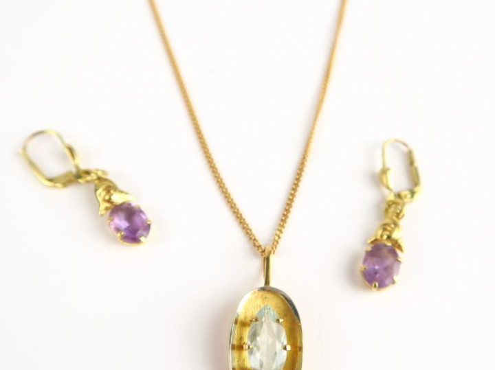 Pendentif en or, ornée d'une aigue marine, avec sa chaine (nouée). Bou