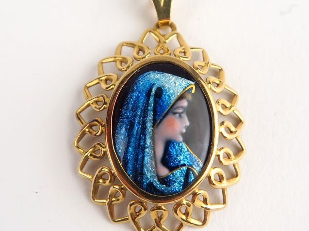 Pendentif émail de Limoges, monture en or. Poids tel : 3,6 g