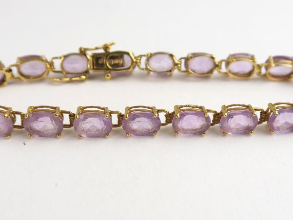 Bracelet en or et pierres violettes. Poids tel : 8,8 g