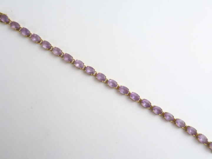 Bracelet en or et pierres violettes. Poids tel : 8,8 g