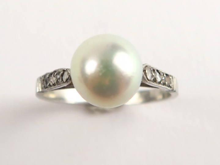 Bague en or blanc, ornée d'une perle de culture et de roses. Poids tel