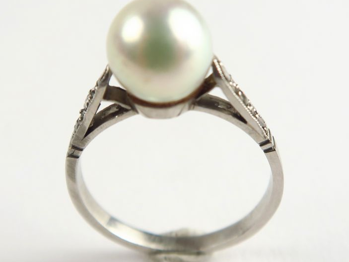 Bague en or blanc, ornée d'une perle de culture et de roses. Poids tel