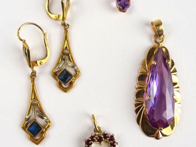 1/Pendentif en or orné d'une améthyste facettée en forme de goutte. On