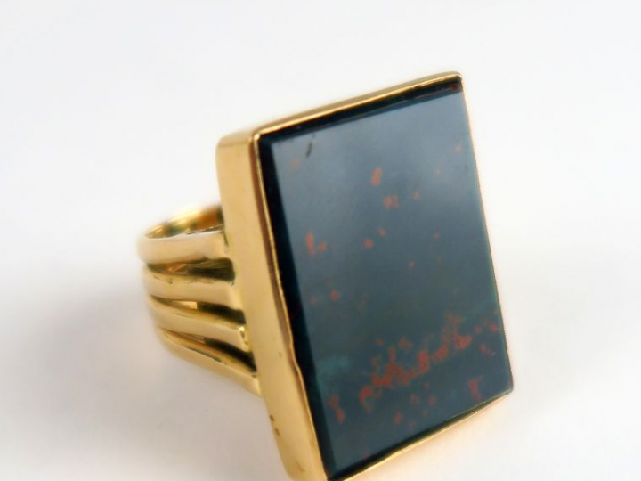 Importante bague en or et jaspe sanguin. Poids tel : 19,6 g