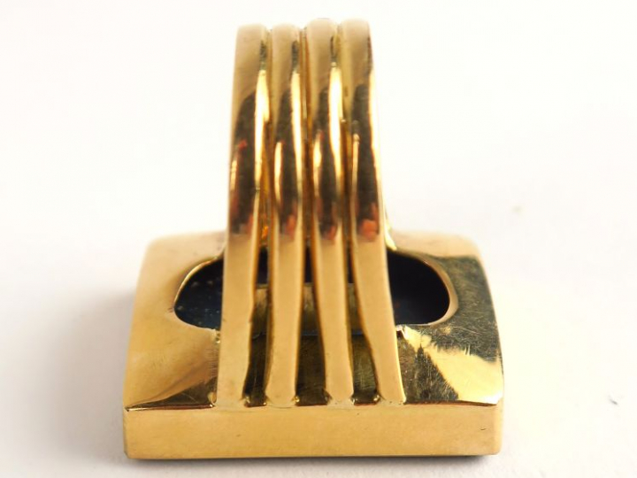 Importante bague en or et jaspe sanguin. Poids tel : 19,6 g