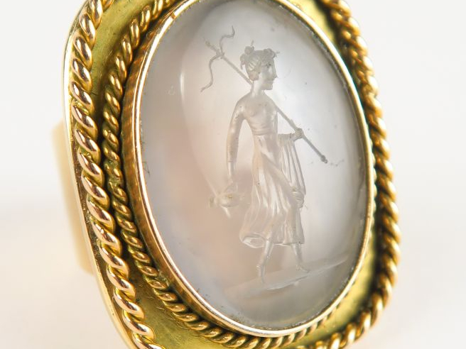 Importante bague en or, ornée d'une pierre dure taillée en intaille. P