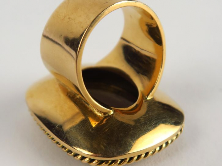 Importante bague en or, ornée d'une pierre dure taillée en intaille. P