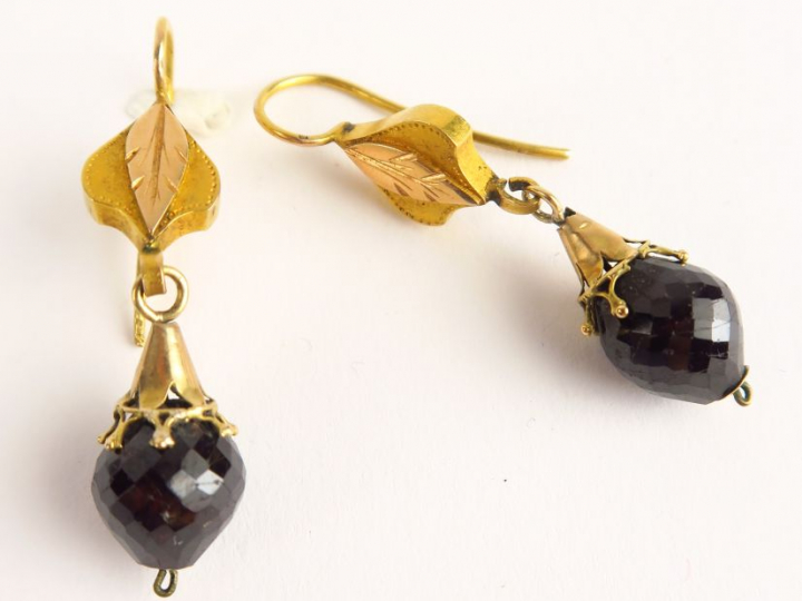 Paire de dormeuses en or et perles facetées. Poids tel : 10,3 g