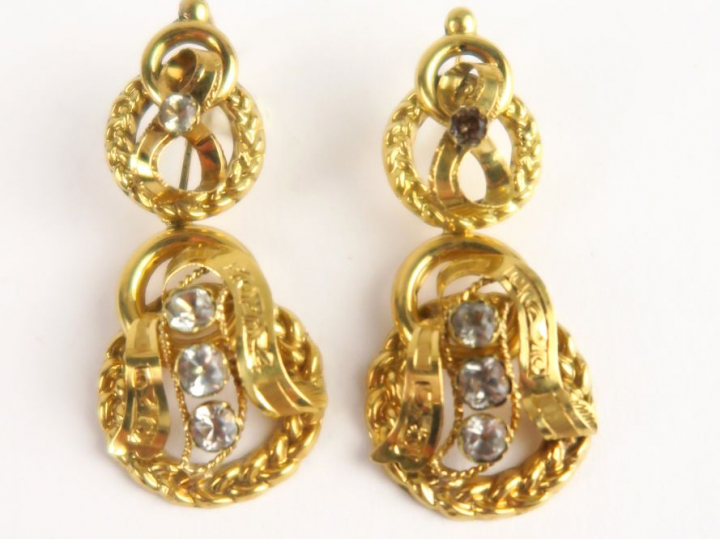 Paire de dormeuses en or et verroteries. Poids tel : 5,7 g