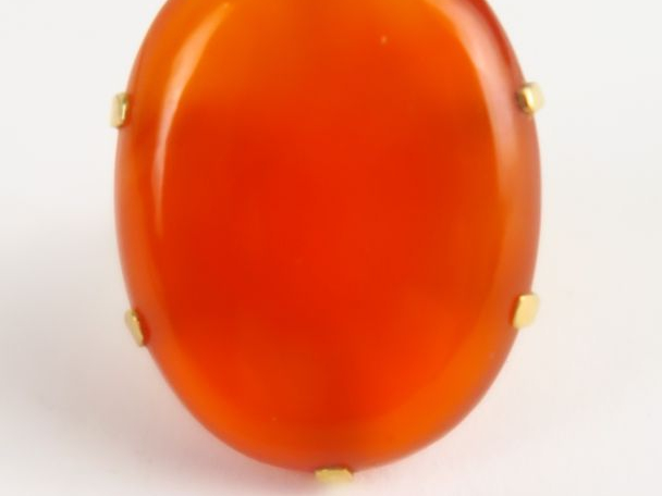 Bague monture en or, ornée d'une pierre orange en cabochon. Poids tel 
