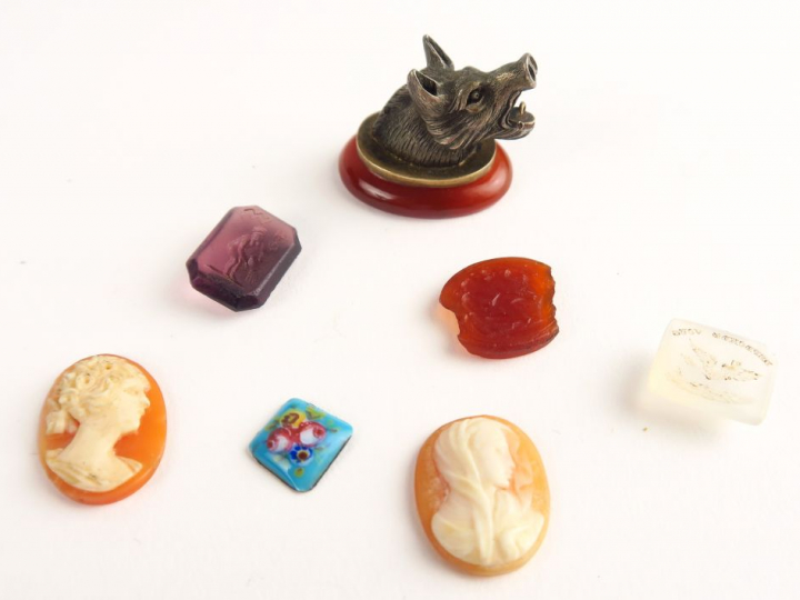 Cachet en argent et agate (petit manque), figurant une tête de sanglie