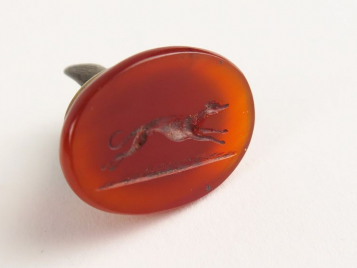 Cachet en argent et agate (petit manque), figurant une tête de sanglie