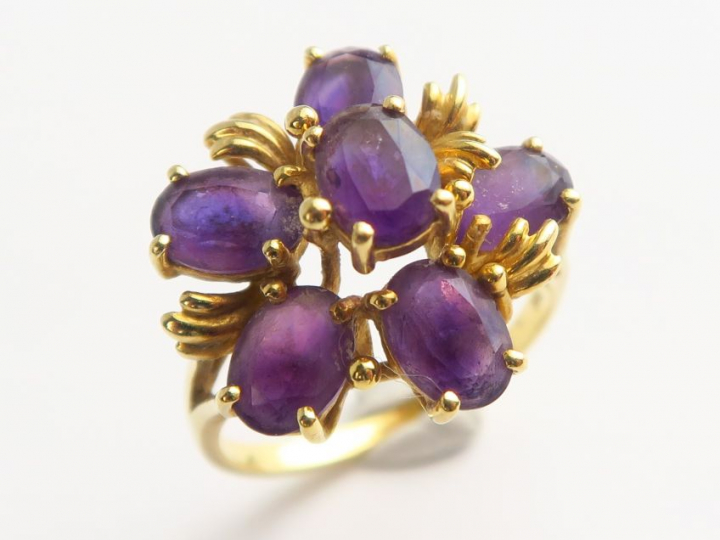 Bague en or, ornée de six améthystes.  Poids tel. 5,5 g