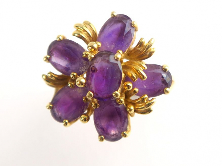 Bague en or, ornée de six améthystes.  Poids tel. 5,5 g