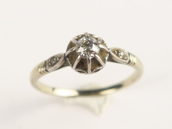 Bague en or blanc, ornée d'un diamant taille ancienne et de petites ro