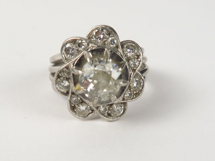 Bague marguerite en or blanc, ornée d'un diamant central de 1 carat en