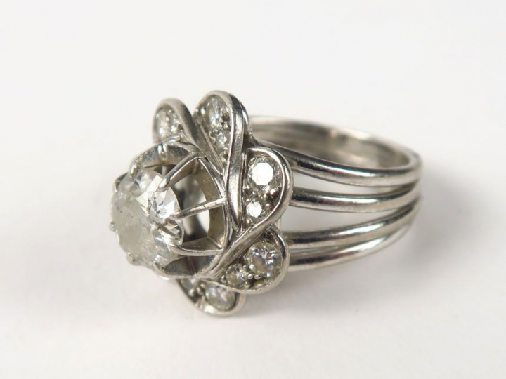 Bague marguerite en or blanc, ornée d'un diamant central de 1 carat en
