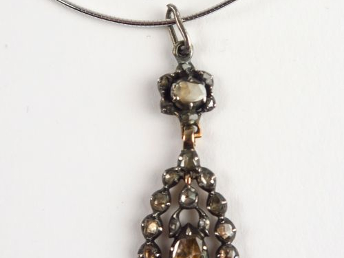 Ras de cou or blanc, et un pendentif en argent et vermeil orné d'éclat