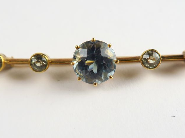 Broche en or, ornée d'une topaze et de quatre pierres vertes. Poids te