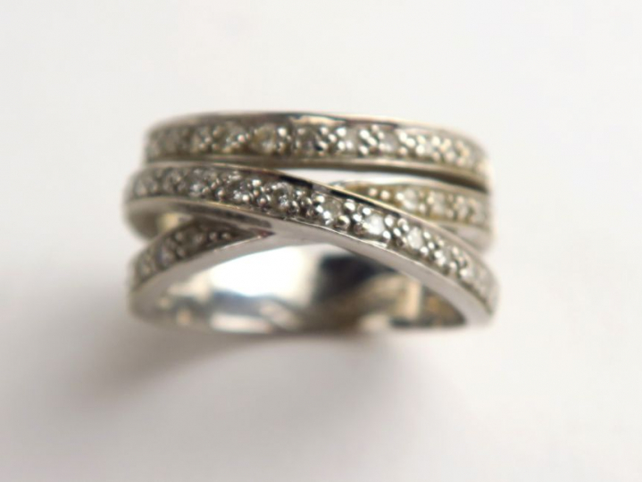 Bague en or blanc et diamants taillés en roses. Poids tel : 9,6 g