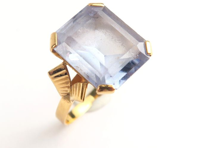 Bague en or ornée d'une topaze bleue.  Poids tel. 5 g