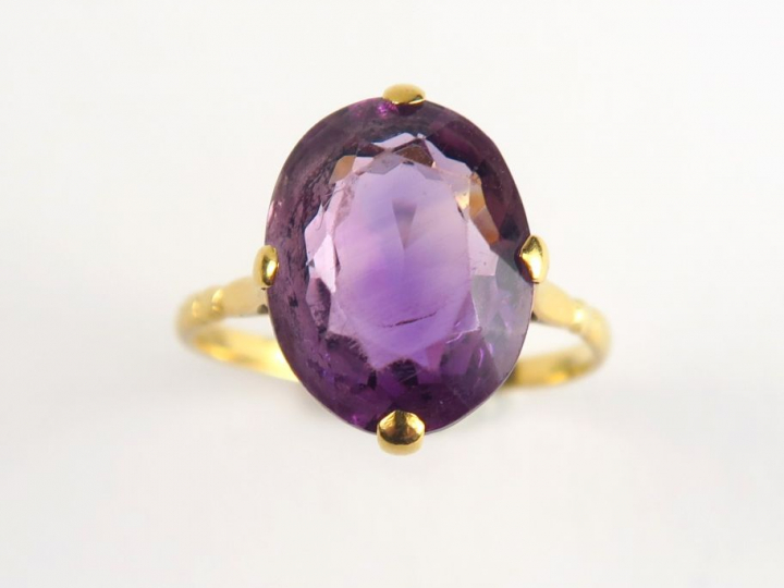Bague en or, ornée d'une améthyste. Poids tel : 2,9 g