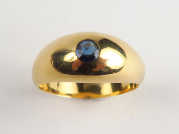 Bague jonc en or sertie d'un saphir. Poids tel : 11,35 g